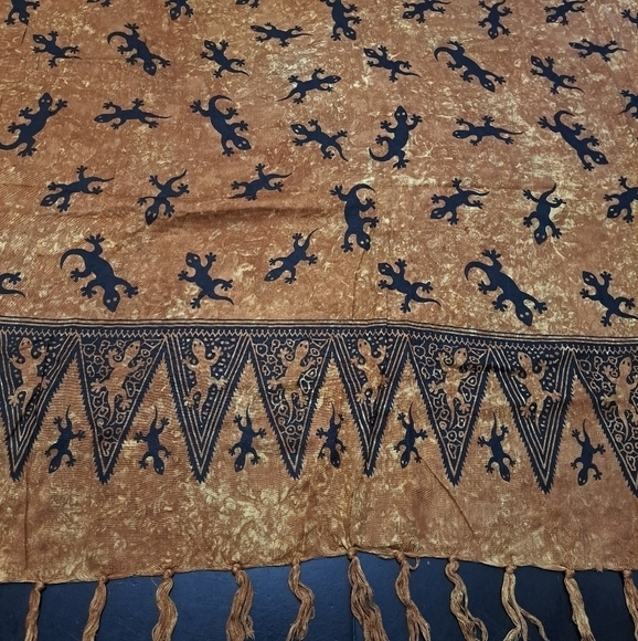 Gecko Blanket Scarf With Fringe    Size 80"×66" - Picture 4 of 7